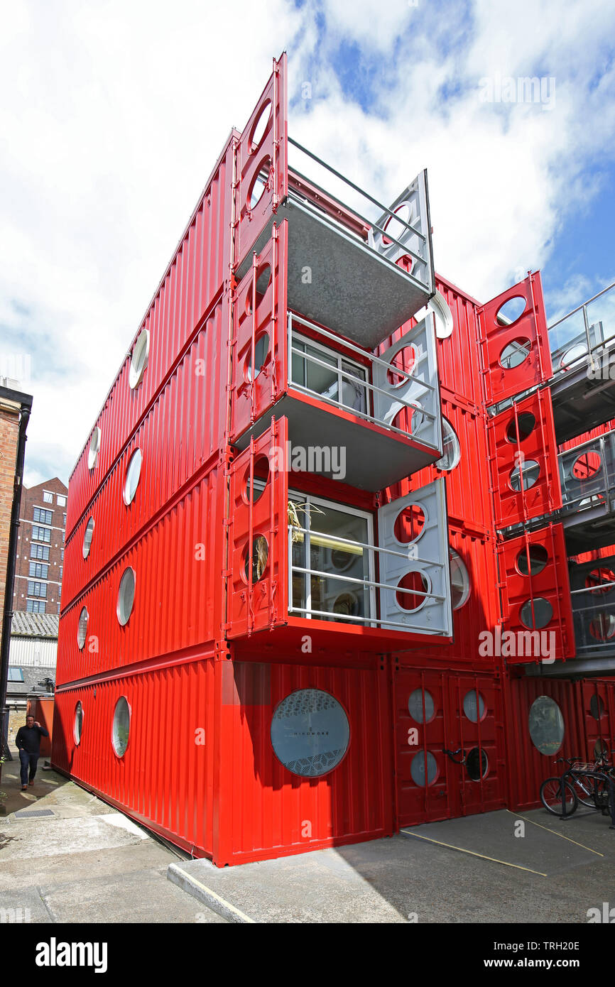 Container City 1 at Trinity Buoy Wharf, London, UK. Une collection d'espaces de vie et de travail construit à partir de conteneurs empilés. Banque D'Images