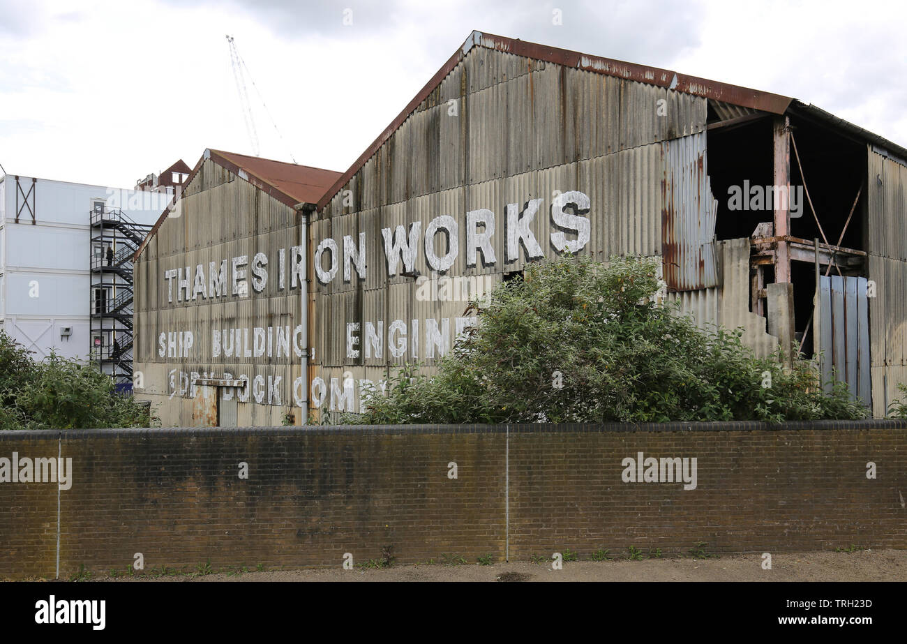 Thames Iron Works, un riverside à l'abandon de la réparation et de l'entrepôt en cale sèche sur la Tamise à Canning Town, Londres. Banque D'Images