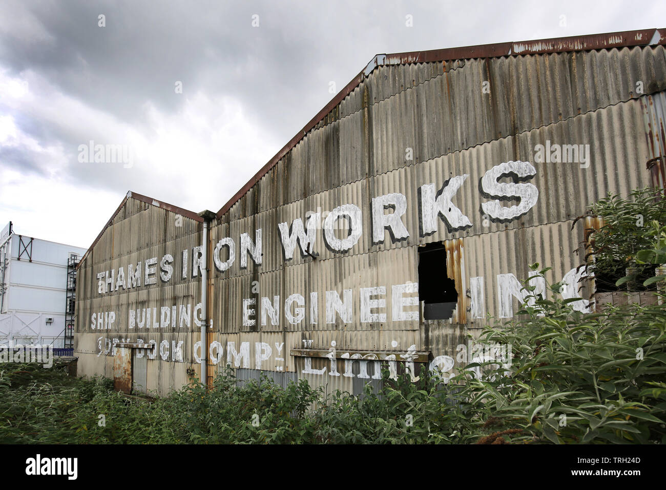 Thames Iron Works, Riverside à l'abandon de la réparation et de l'entrepôt en cale sèche sur la Tamise à Canning Town, Londres. Aujourd'hui entouré de réaménagement. Banque D'Images