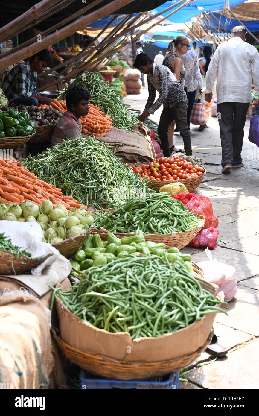 Kiosque de légumes au marché Devaraja à Mysore, Inde Banque D'Images