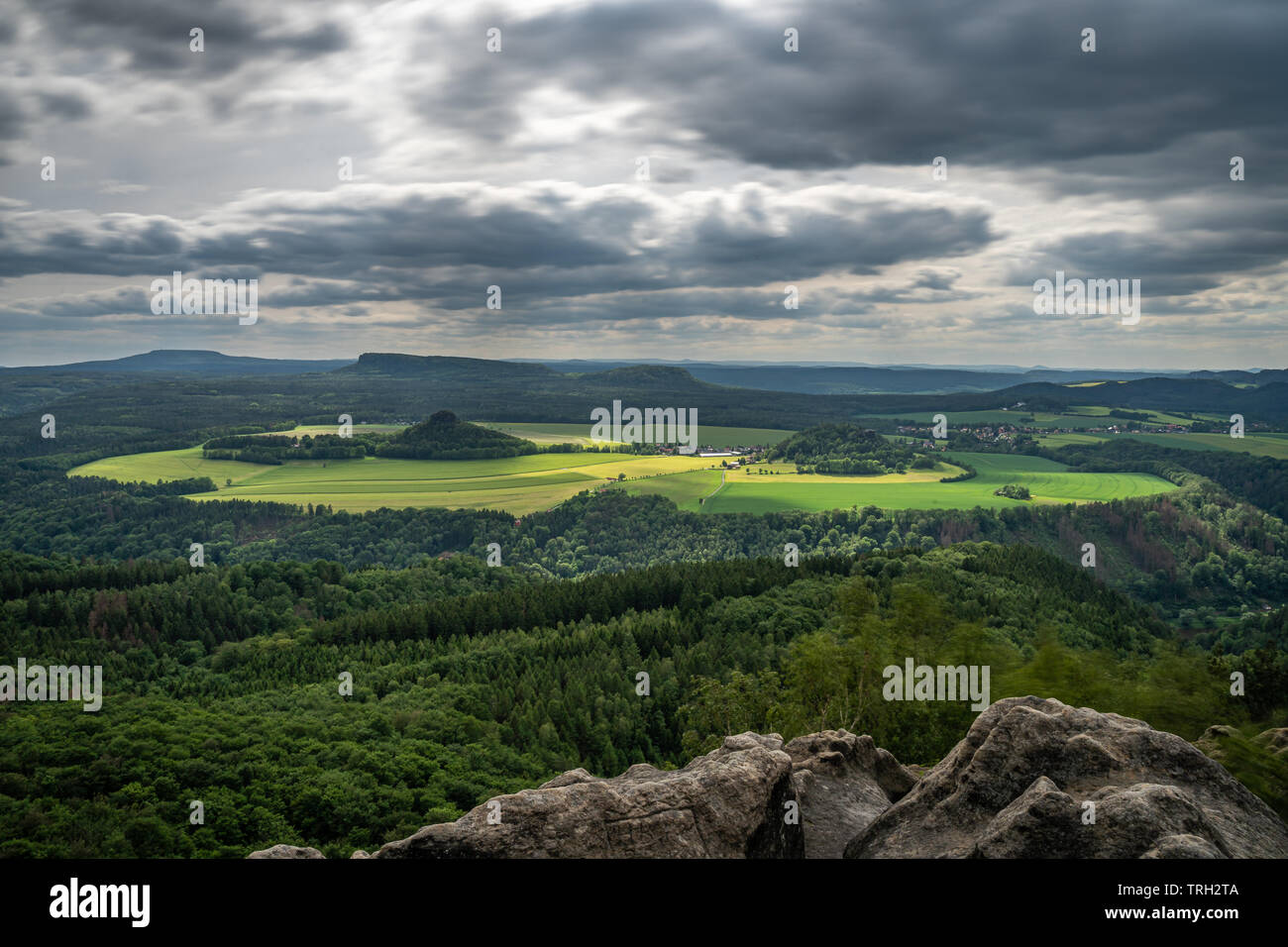 Vue panoramique sur le paysage et la colline de grès kaiserkrone dans la Suisse saxonne sur le sentier winterberg, Allemagne Banque D'Images