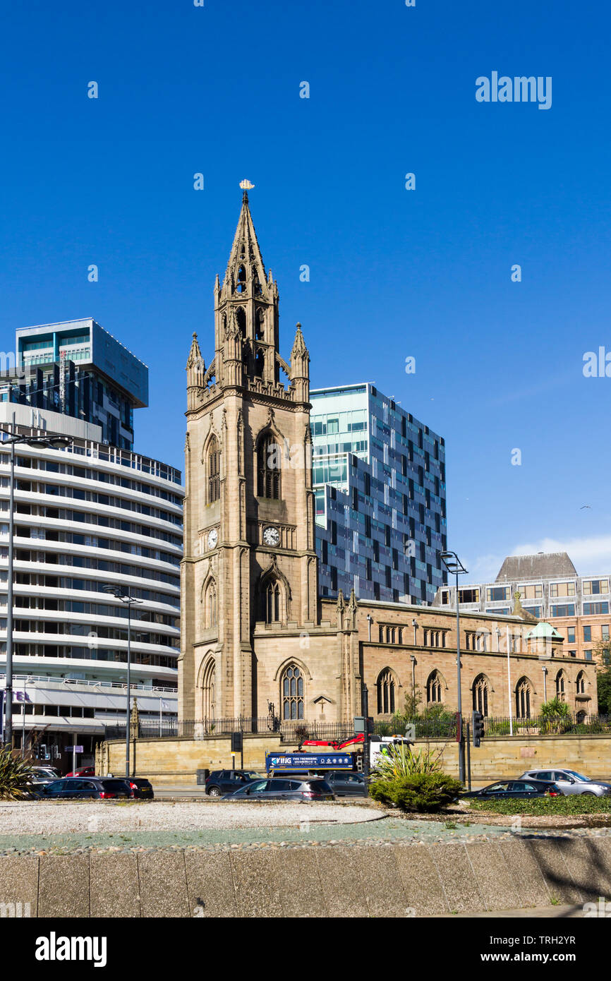 L'église de Notre-Dame et Saint Nicolas, l'église paroissiale anglicane de Liverpool, à la jonction de St Nicolas Place et George's Dock Gates, Banque D'Images