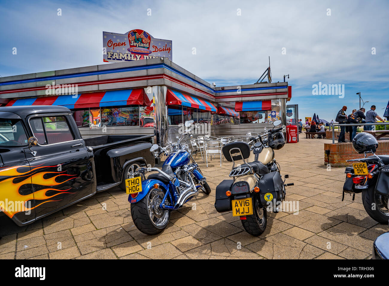 Pick up truck américain classique et d'une Harley Davidson motos garées devant le restaurant de style américain sur le front de mer de Great Yarmouth Banque D'Images