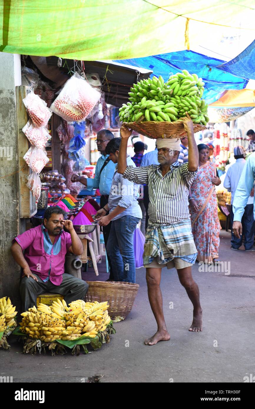 Les vendeurs de bananes à Devaraja Market à Mysore, Inde Banque D'Images