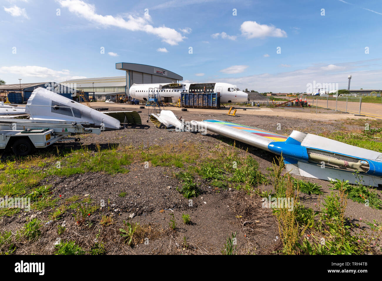 Avion de ligne à réaction BAe 146 réduit en pièces et en ferraille par Aircraft Recycling solutions, AERS, à l'aéroport de Londres Southend. Négociants en aviation Banque D'Images