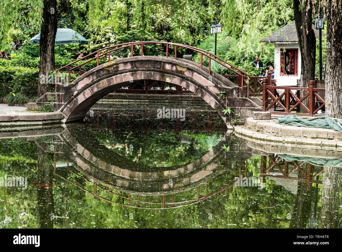 Un canal et pont voûté, Chengdu, Kuan Zhai Xiang Zi ville historique. Le Sichuan, Chine Banque D'Images