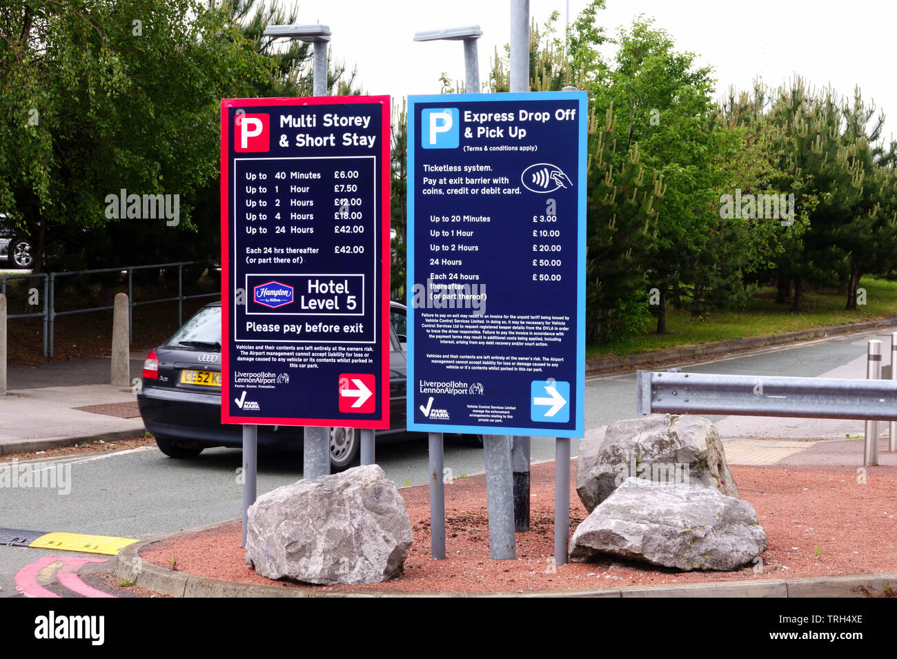 Le signe montrant la voiture les frais de stationnement à l'aéroport John Lennon de Liverpool UK Banque D'Images