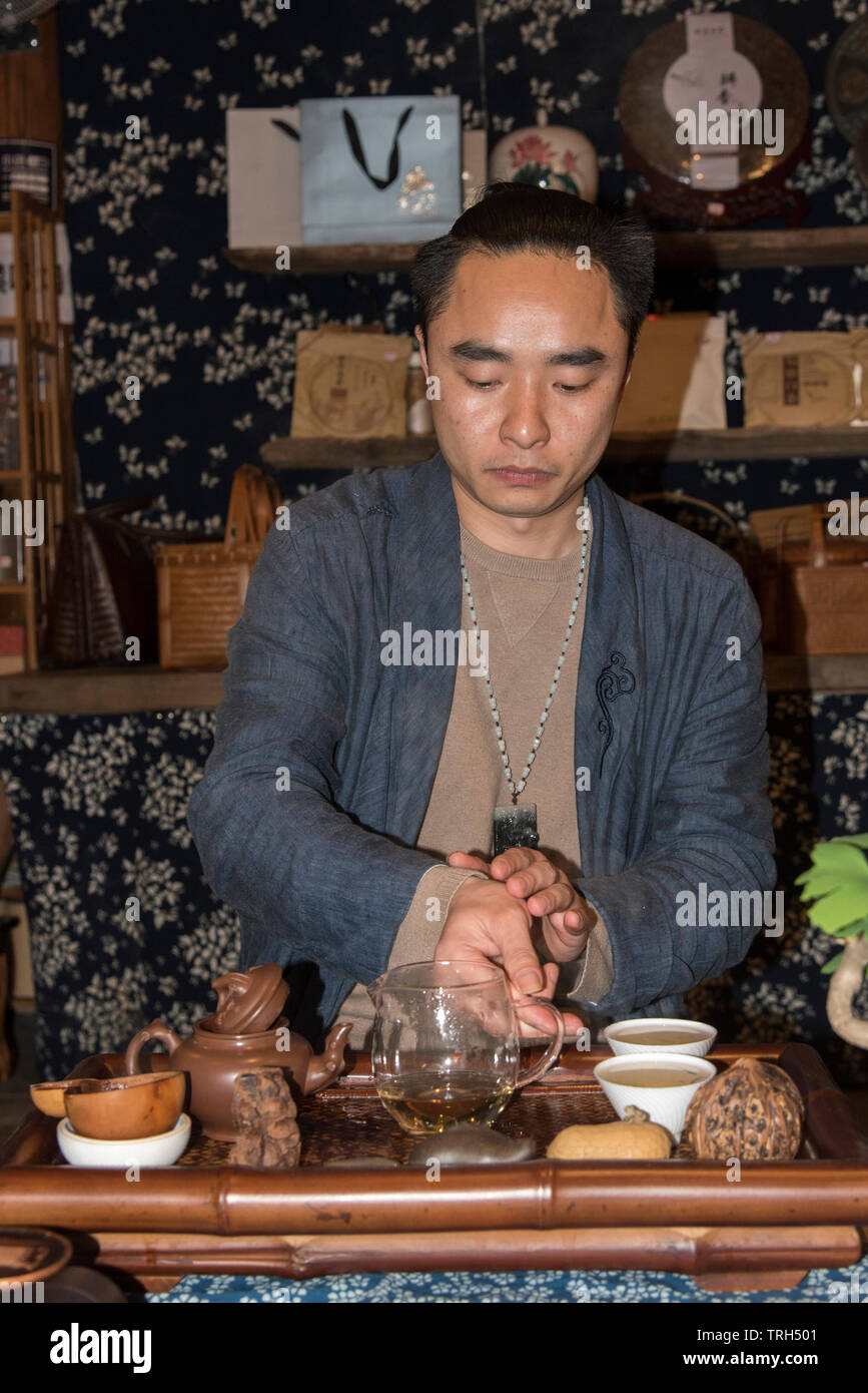 Cérémonie du thé. Serveur mâle prépare le thé traditionnel. photographié à Chengdu, Sichuan, Chine Banque D'Images