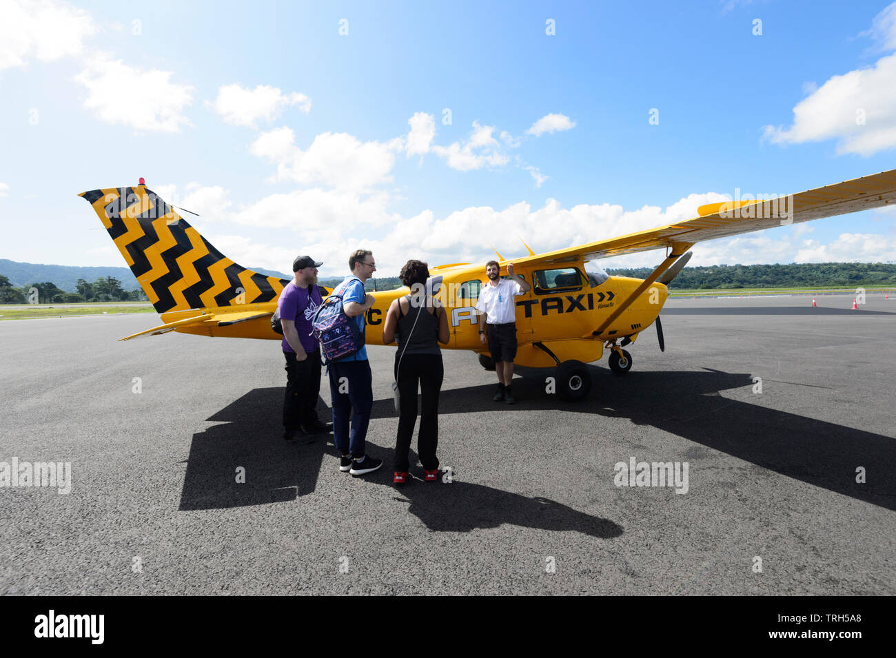 Un service de taxi aérien et son pilote en prenant les touristes dans les îles isolées, Port Vila, l'île d'Efate, Vanuatu Banque D'Images