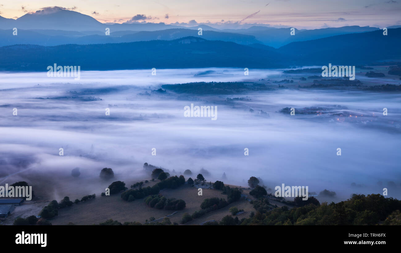 Mist étendu sur le plateau du Vercors à l'aube depuis le Col de chaux au-dessus de Vassieux, Drôme, France Banque D'Images
