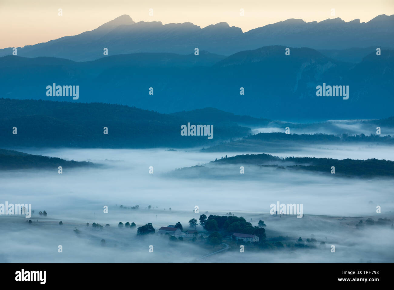 Mist allongé sur le plateau du Vercors à l'aube depuis le Col de chaux au-dessus de Vassieux, Drôme, France Banque D'Images