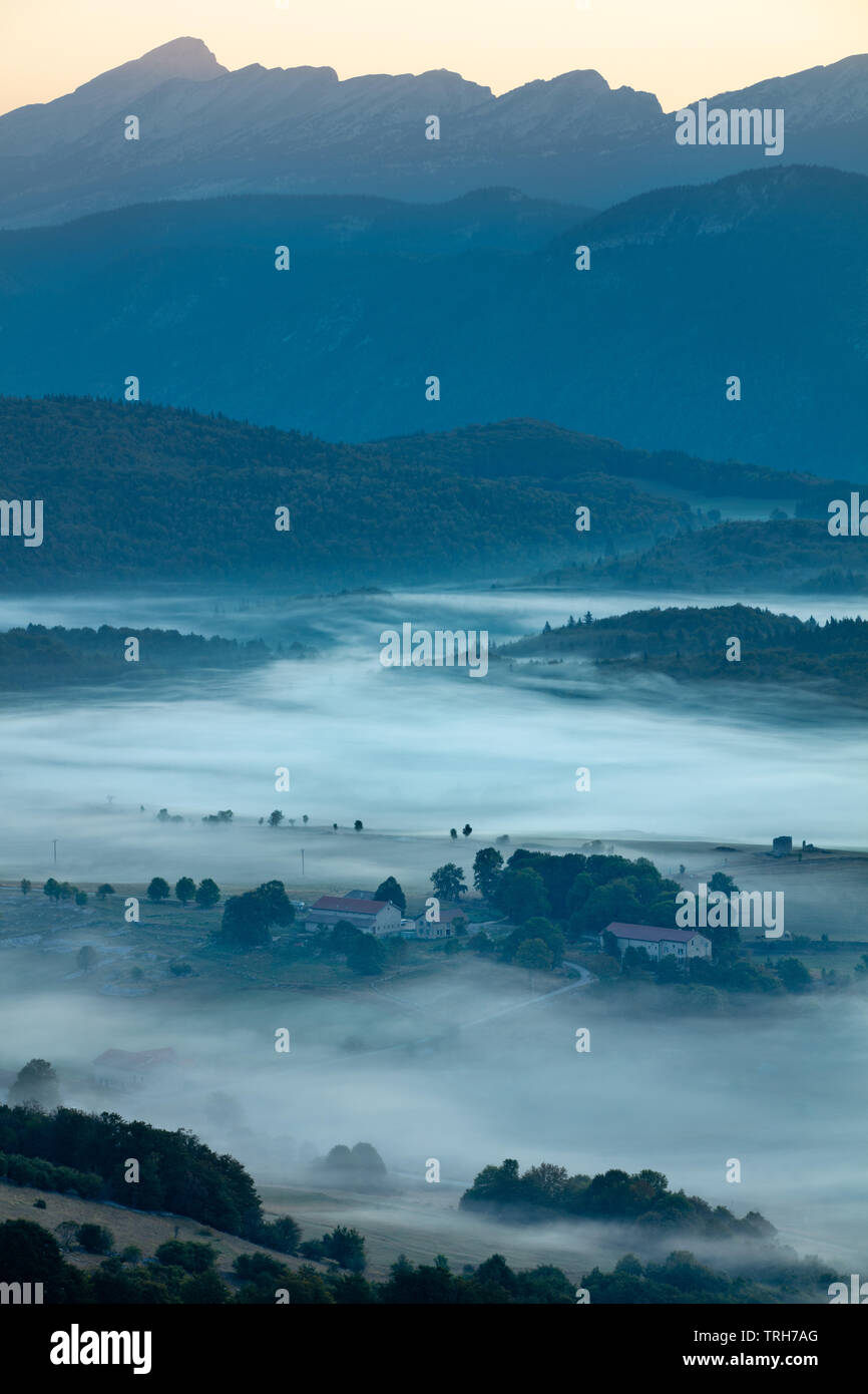 Mist étendu sur le plateau du Vercors à l'aube d'au-dessus de Vassieux, Drôme, France Banque D'Images