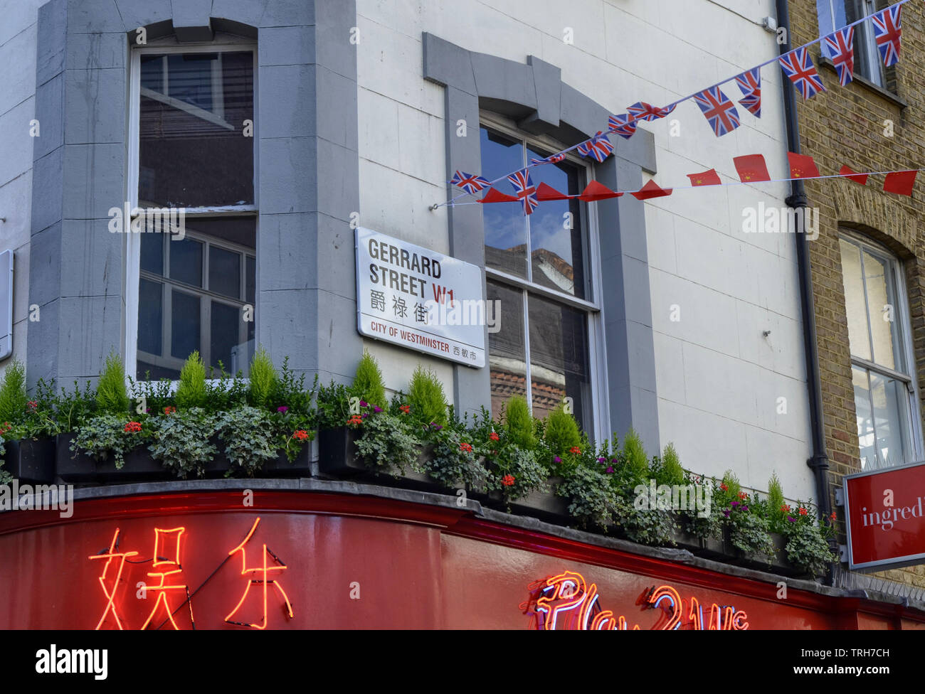 Londres, Royaume-Uni, juin 2018. Le quartier chinois : un essaim de tradition chinoise dans les restaurants avec des couleurs vives et une foule de touristes. A s Banque D'Images