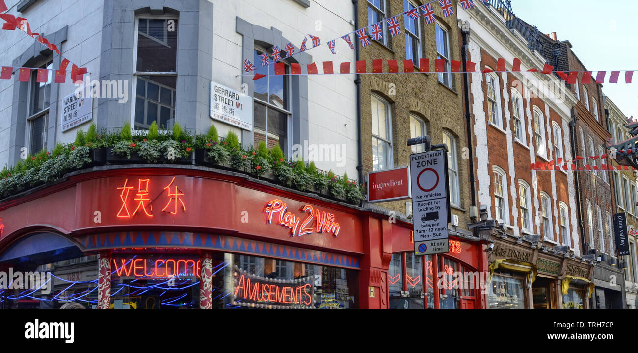 Londres, Royaume-Uni, juin 2018. Le quartier chinois : un essaim de tradition chinoise dans les restaurants avec des couleurs vives et une foule de touristes. A s Banque D'Images