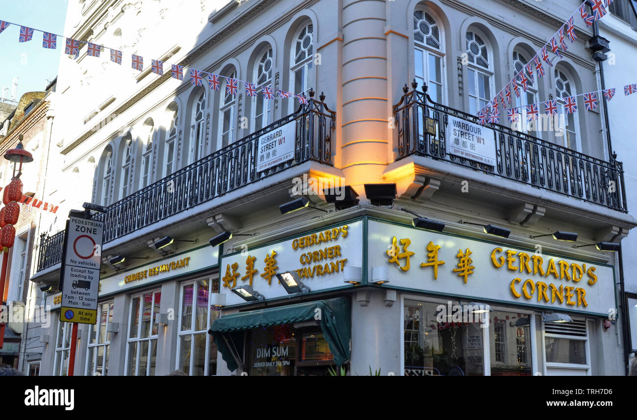 Londres, Royaume-Uni, juin 2018. Le quartier chinois : un essaim de tradition chinoise dans les restaurants avec des couleurs vives et une foule de touristes. A s Banque D'Images