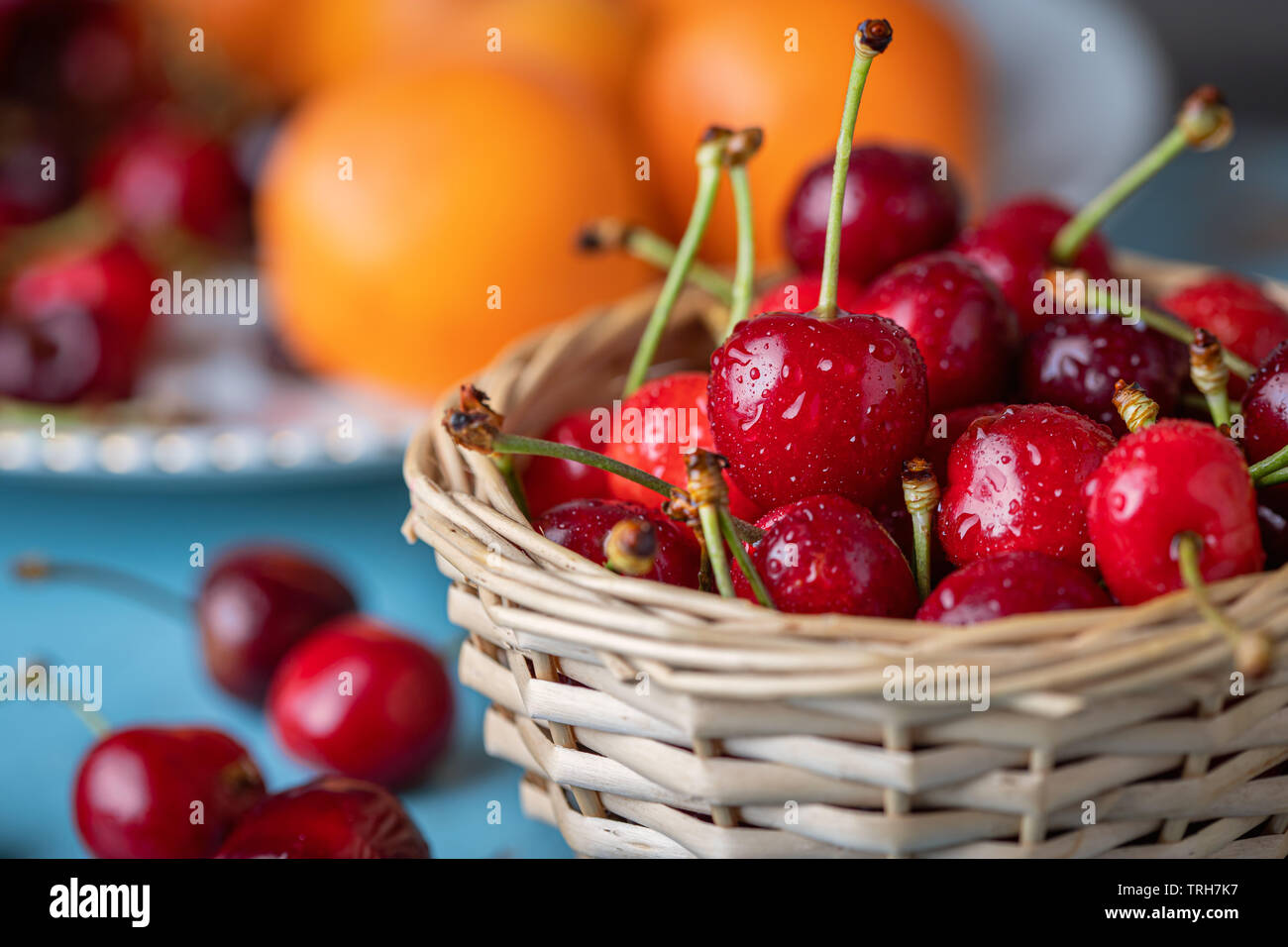 Close up of fresh cerises mûres dans panier tressé Banque D'Images