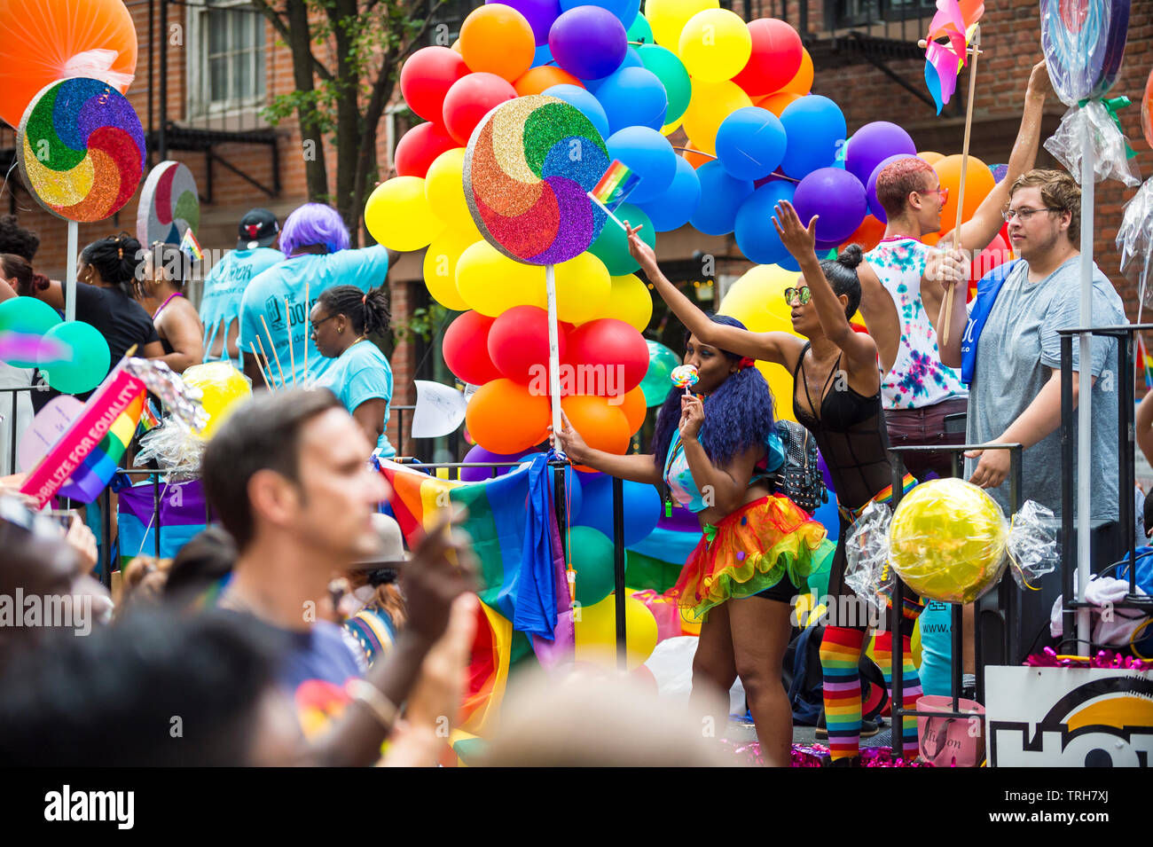 NEW YORK - 25 JUIN 2017 Participants : drapeaux arc-en-ciel de l'onde sur un flotteur coloré décoré avec des ballons dans la Pride Parade annuelle dans le village. Banque D'Images