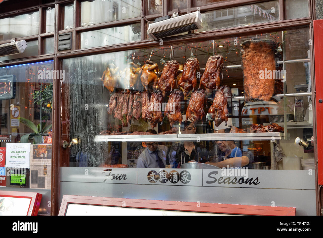 Londres, Royaume-Uni, juin 2018. Le quartier chinois : un essaim de tradition chinoise dans les restaurants avec des couleurs vives et une foule de touristes. A s Banque D'Images
