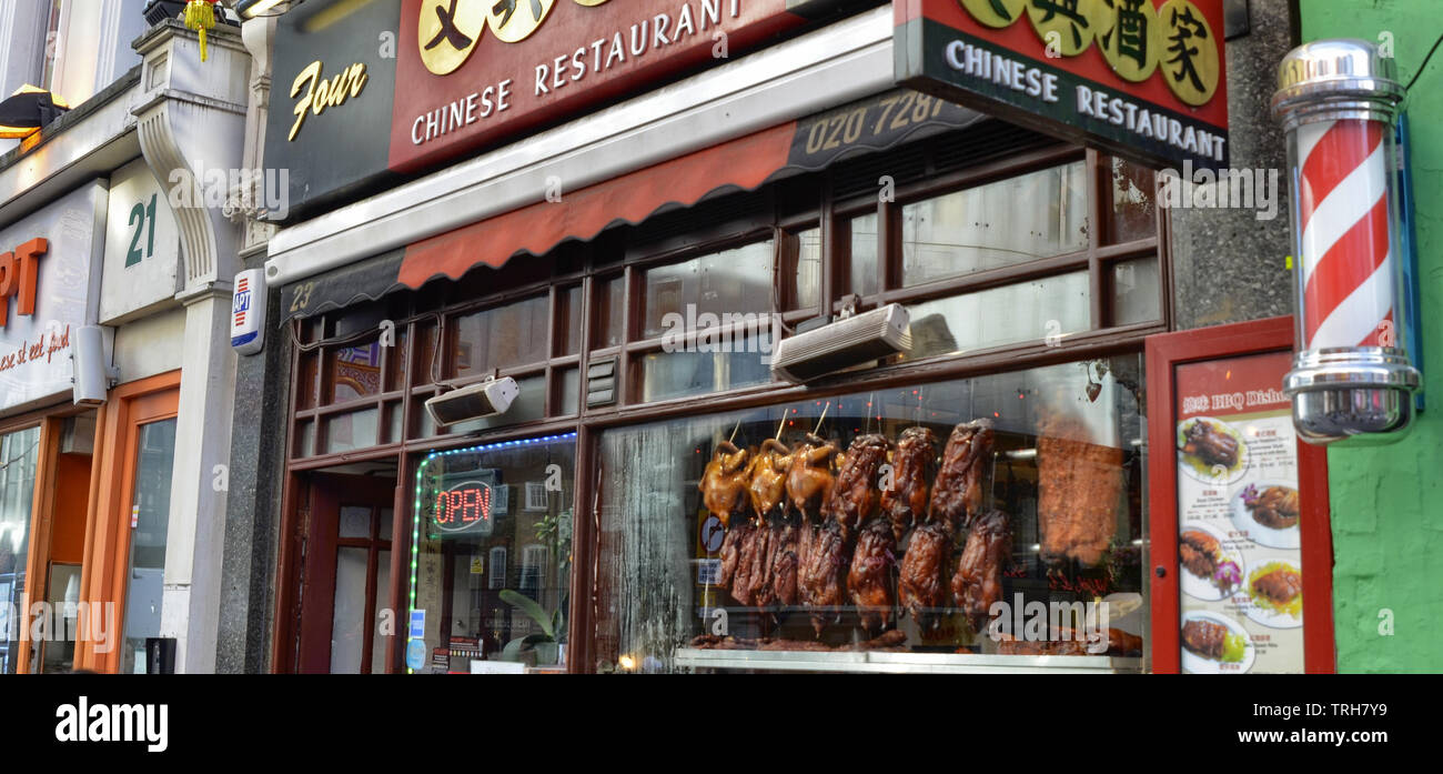 Londres, Royaume-Uni, juin 2018. Le quartier chinois : un essaim de tradition chinoise dans les restaurants avec des couleurs vives et une foule de touristes. A s Banque D'Images