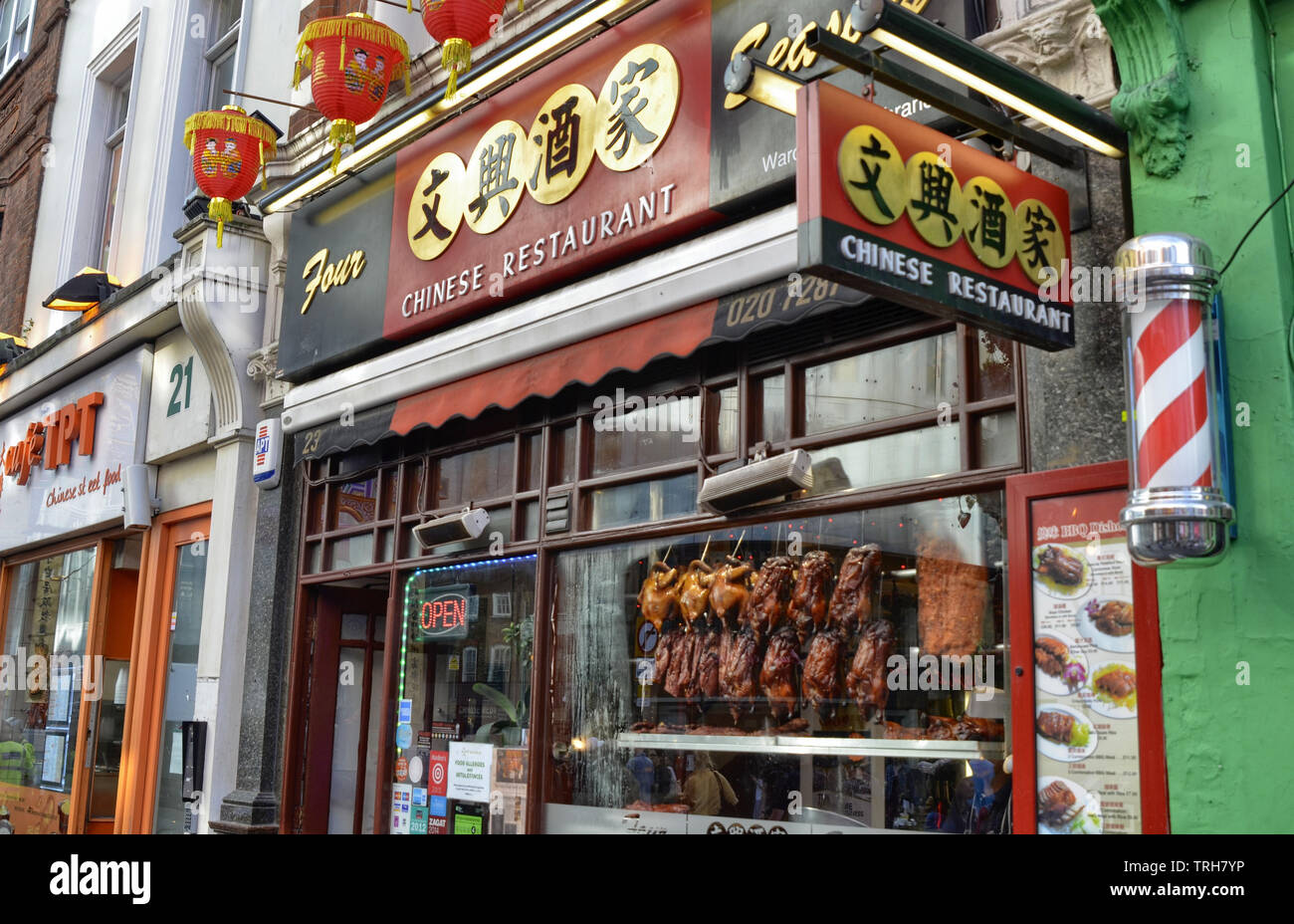 Londres, Royaume-Uni, juin 2018. Le quartier chinois : un essaim de tradition chinoise dans les restaurants avec des couleurs vives et une foule de touristes. A s Banque D'Images