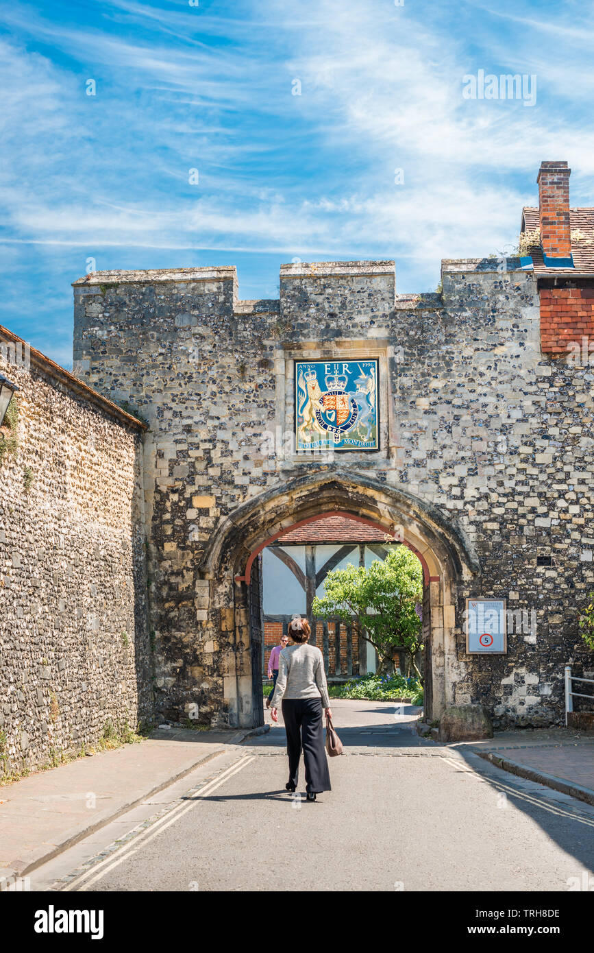 Le Prieuré Gate est un fin 15ème siècle, une fois la porte donne accès à la cour du Prieuré médiéval. Winchester. Le Hampshire. L'Angleterre. UK. Banque D'Images