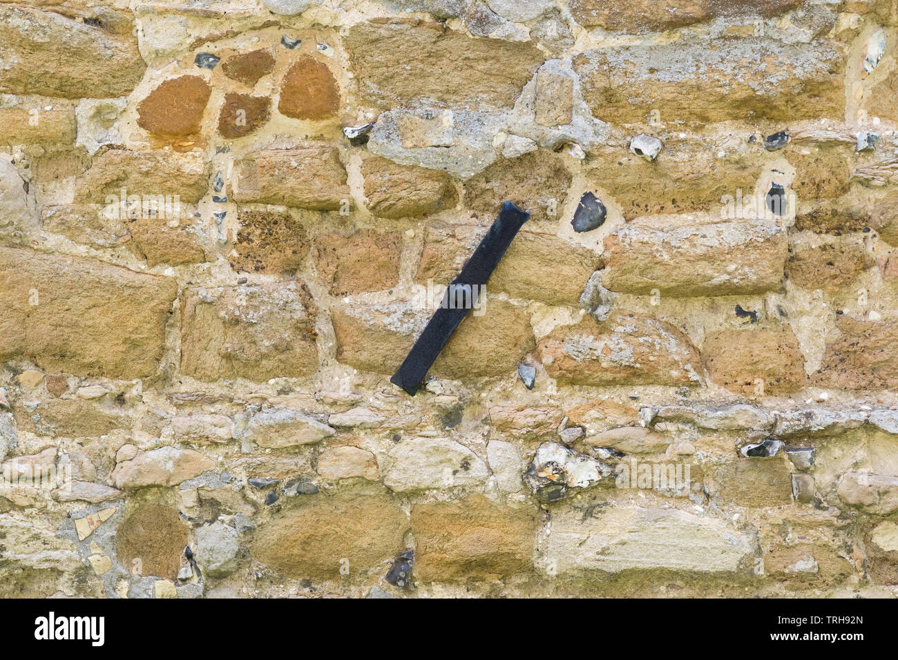 Barre de raccordement dans le vieux mur de pierre Banque D'Images