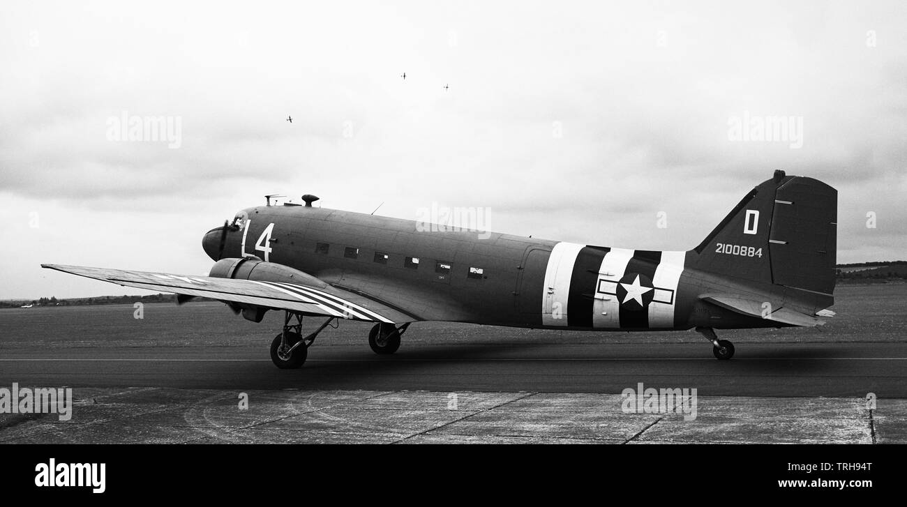 Dakota C47 avion de transport de troupes dans les bandes d'invasion du jour J de la deuxième Guerre mondiale à Duxford Banque D'Images