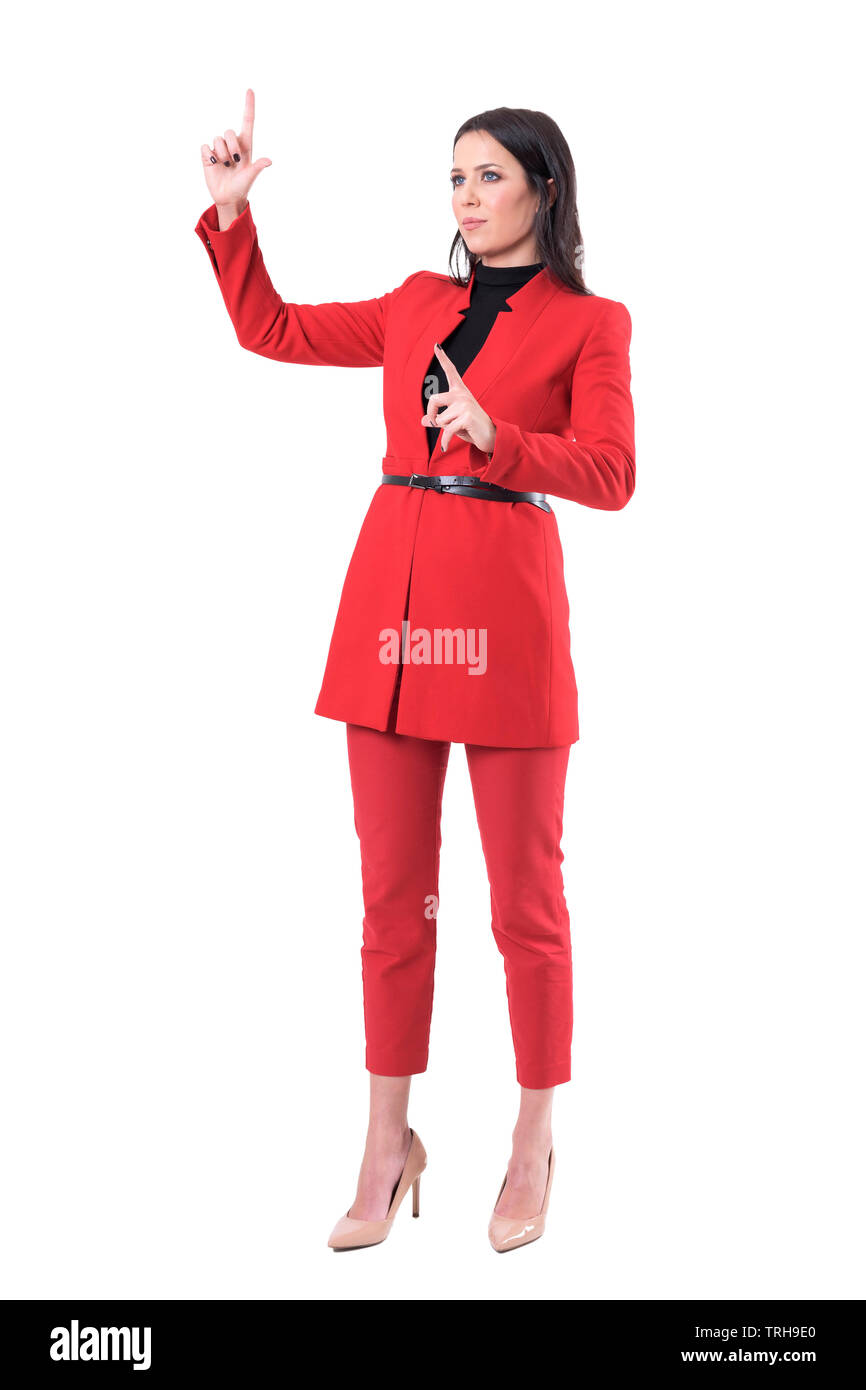 Confident happy business woman en interaction avec écran tactile avec les deux mains. Corps plein isolé sur fond blanc. Banque D'Images