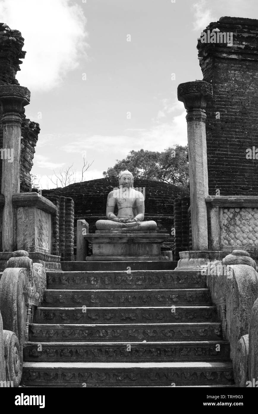 Statue de Bouddha assis à l'ancienne cité de Polonnaruwa au Sri Lanka, datant du 10ème siècle AD. Banque D'Images