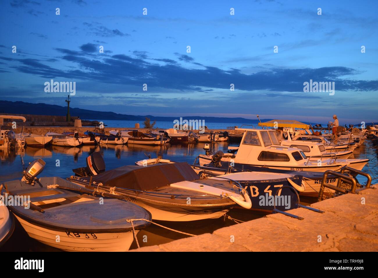 Bateaux dans port, Crépuscule à nord de la mer Adriatique, Karlobag Banque D'Images