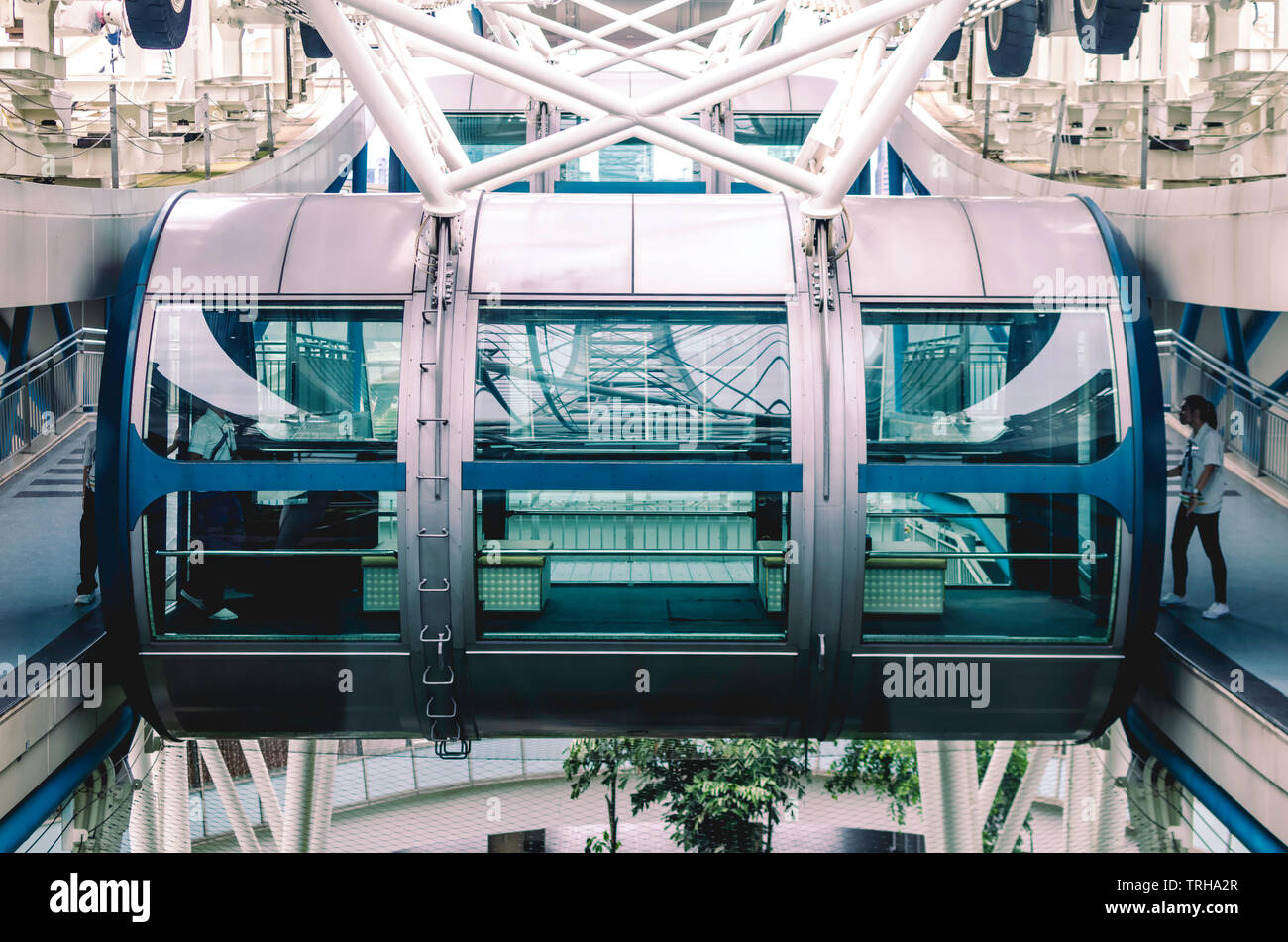 Vue rapprochée d'une capsule passager de Singapore Flyer, l'une des plus grandes roues d'observation au monde, Marina Bay, Singapour Banque D'Images