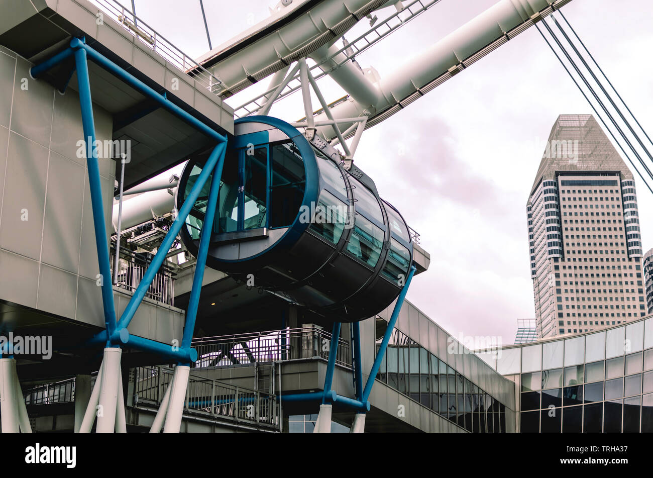 Vue rapprochée d'une capsule passager de Singapore Flyer, l'une des plus grandes roues d'observation au monde, Marina Bay, Singapour Banque D'Images