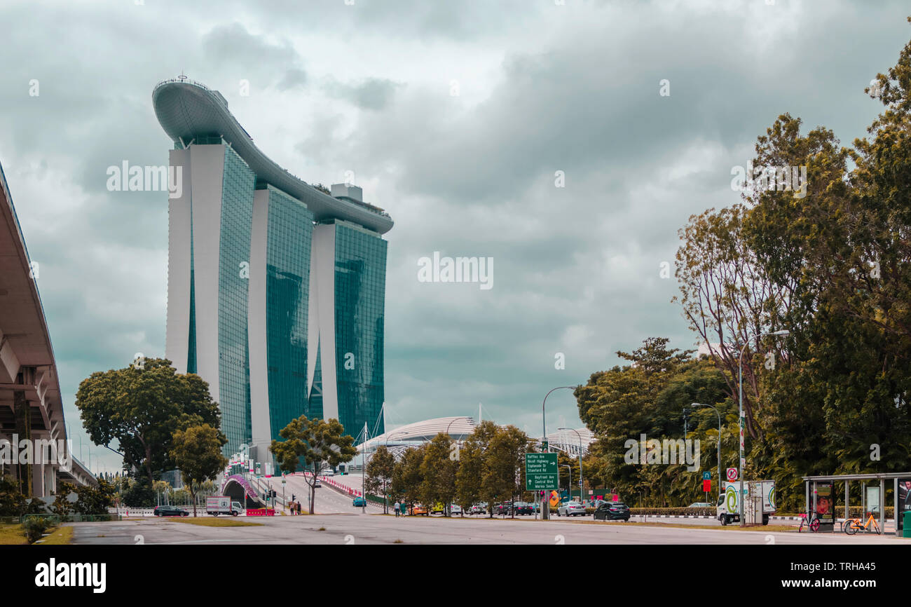 Vue sur le luxueux Marina Bay Sands depuis Bayfront Ave, Marina Bay, Singapour. Banque D'Images