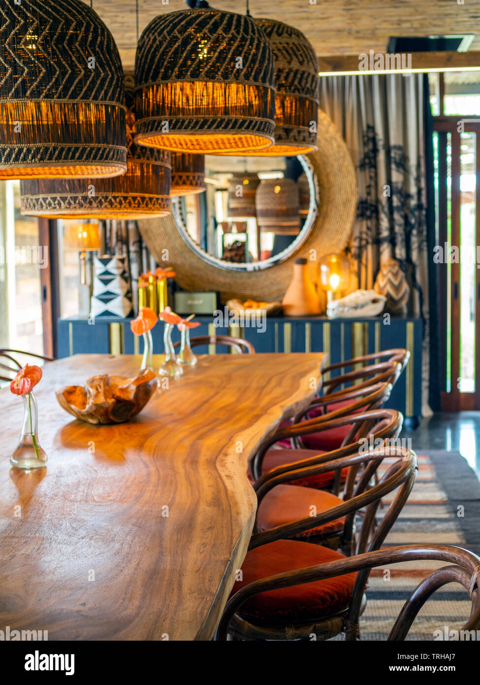 La table à manger à l'Homestead Phinda Phinda Private Game Reserve dans une propriété andBeyond, réserve naturelle dans l'Est de l'Afrique du Sud. Banque D'Images