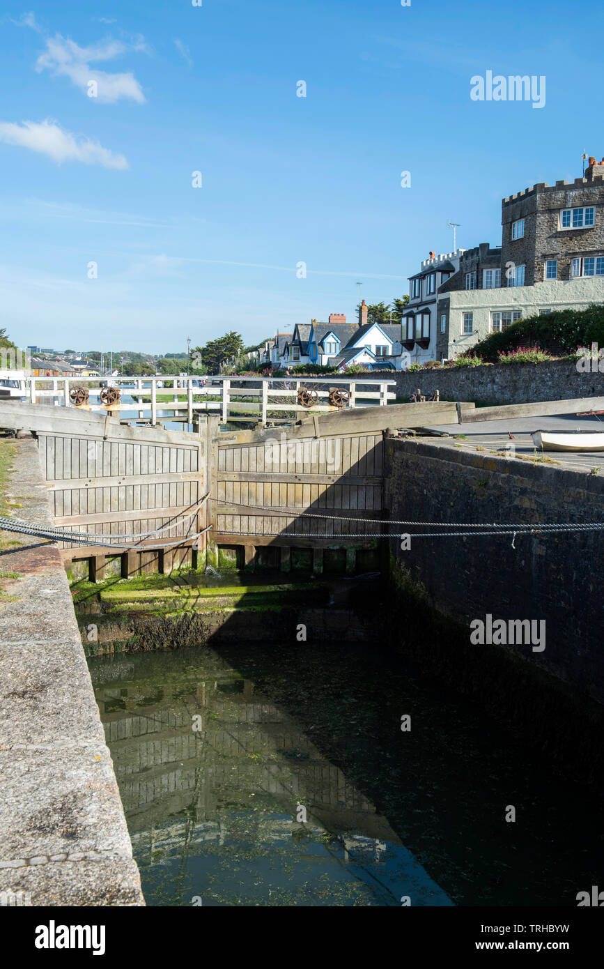 Blocage de la mer sous le soleil d'après-midi de printemps à Bude sur la côte nord des Cornouailles, Angleterre, Royaume-Uni Banque D'Images