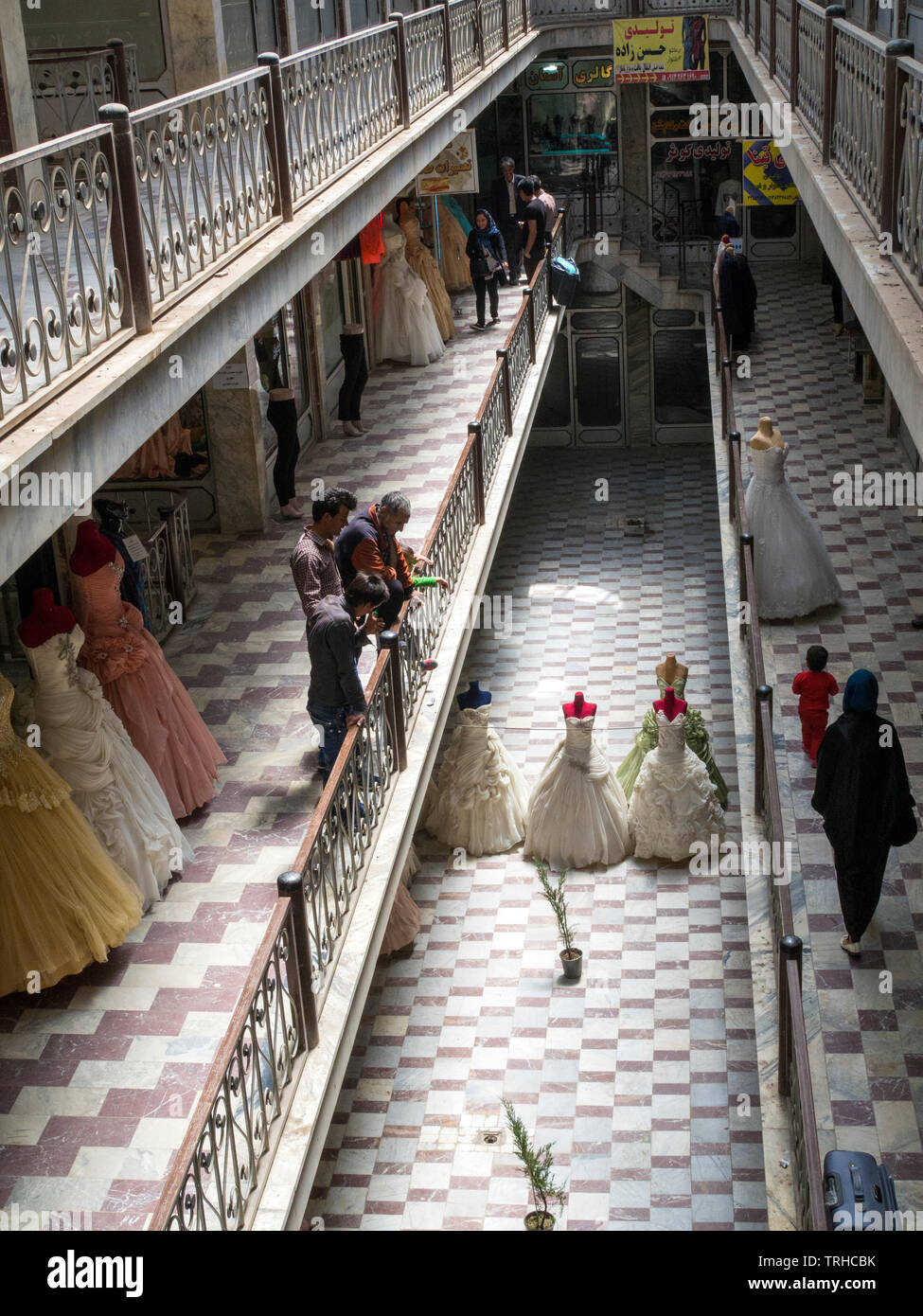 Les gens regardent les robes de mariée au bazar de Kashan, en Iran, dans l'une des plus anciennes villes du pays, riche en histoire et en culture. Banque D'Images