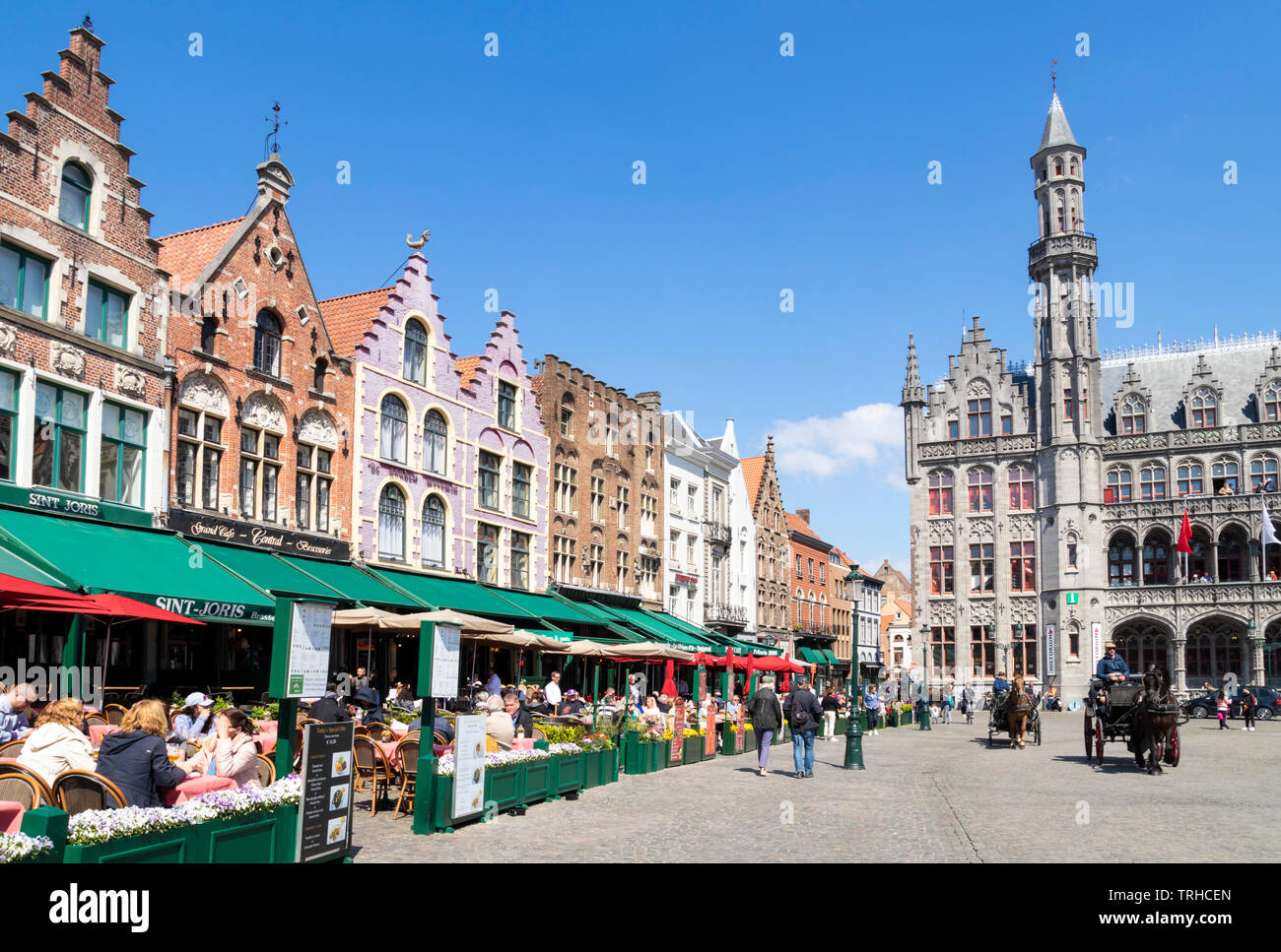 Les touristes de Bruges en calèche en passant devant les cafés près de la Cour provinciale Provinciaal Hof dans le Markt Bruges Belgique eu Europe centrale Banque D'Images