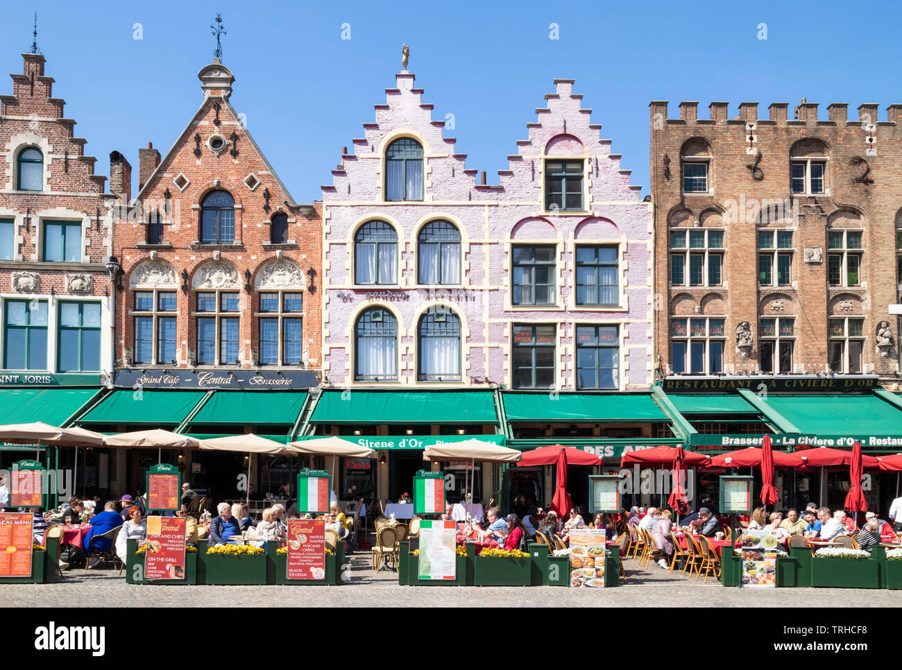 Maintenant les bâtiments anciens cafés et restaurants avec des pignons dans la place historique du marché dans le centre de Bruges Belgique Flandre occidentale eu Europe Banque D'Images
