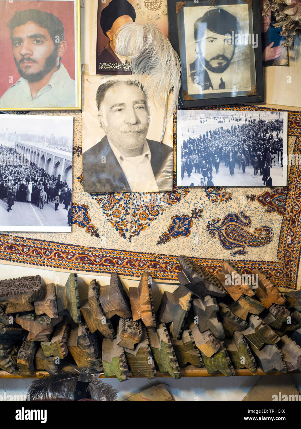 Photos de famille à Ebadi Qalam kar-atelier, un atelier d'impression de bloc à Ispahan vieille ville. L'engin est connu localement comme qalamkar. Banque D'Images