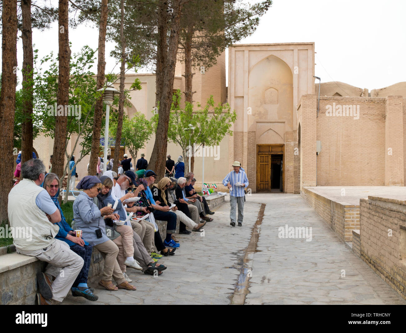 Les touristes à l'extérieur de la Grande Mosquée de nain ou "asjed-e Jame' Nain" en persan, une mosquée et un de la congrégation la plus ancienne de l'Iran. Il date de la 9ème Banque D'Images