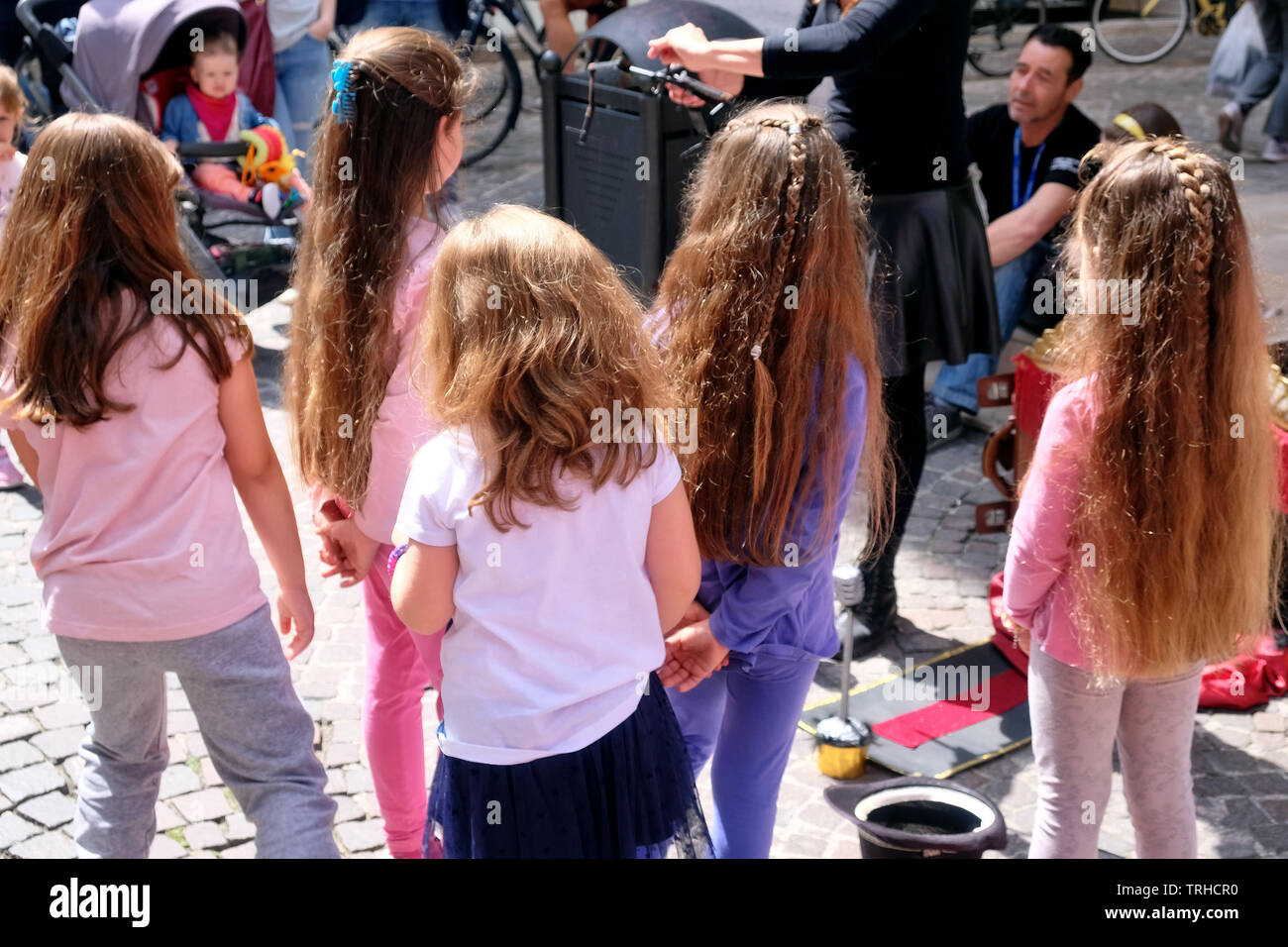Cinq filles avec cheveux longs au marché le samedi dans la ville côtière de Fano, région des Marches, en Italie. Banque D'Images