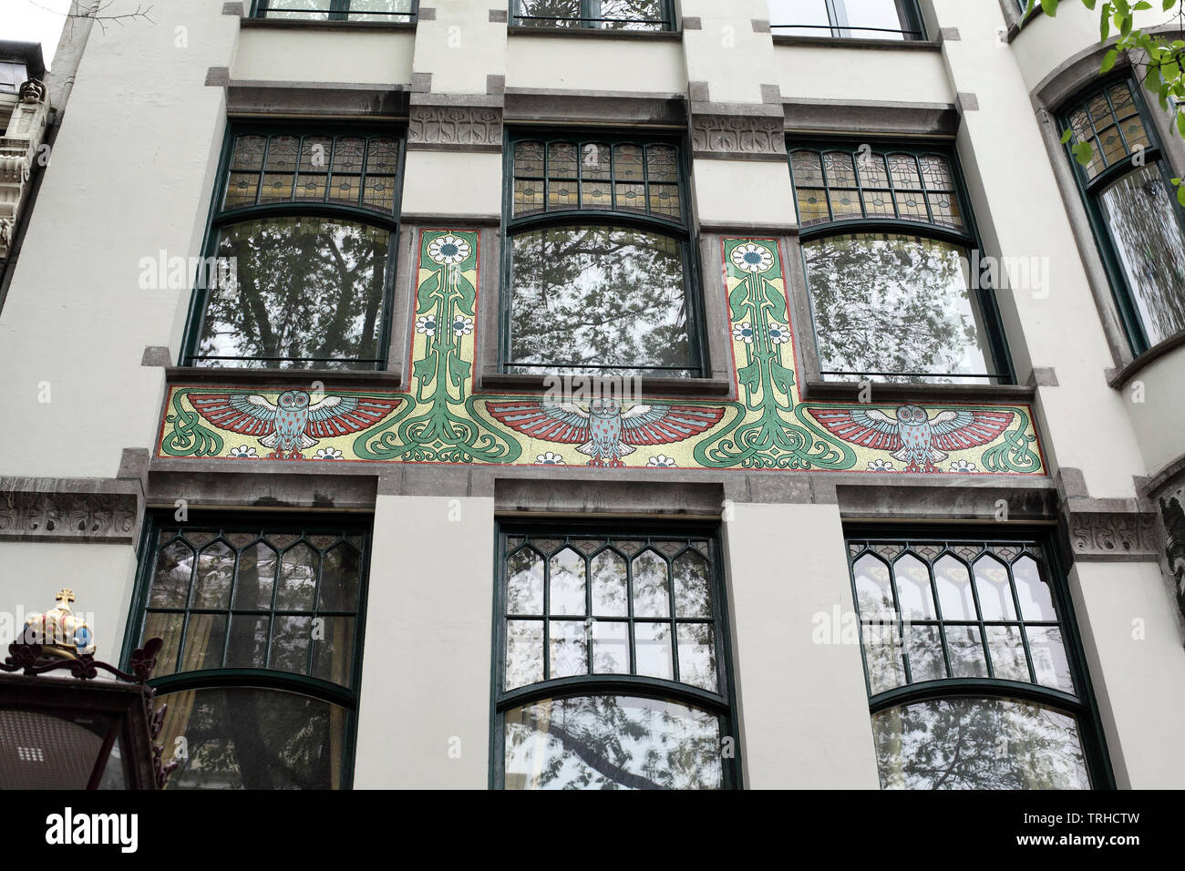 Une mosaïque Art Nouveau décore un immeuble sur Spui, Amsterdam. Banque D'Images