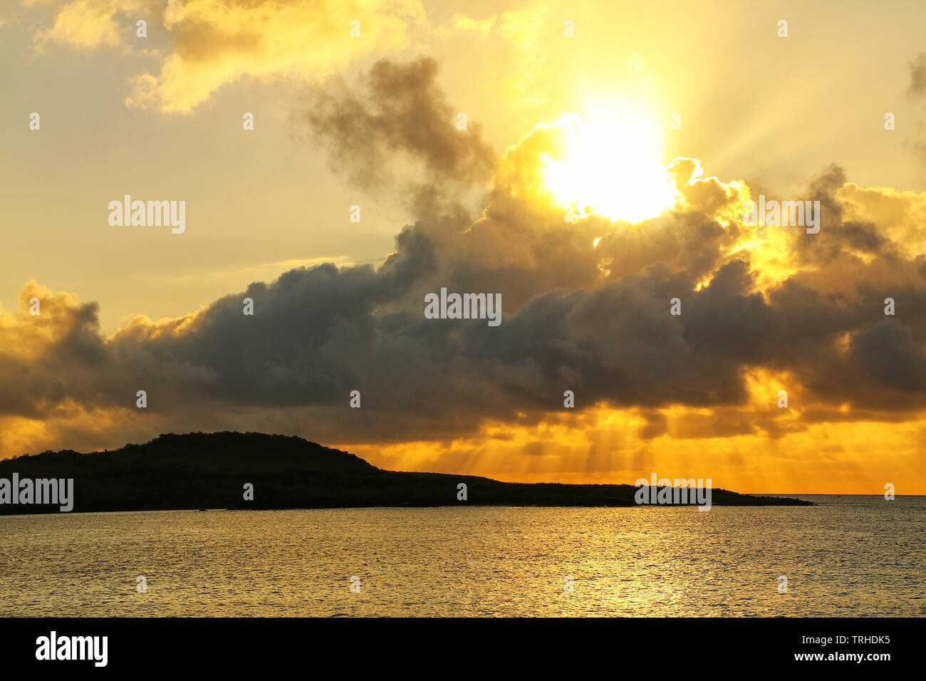 Lever du soleil à Gardner Bay sur l'île d'Espanola, parc national des Galapagos, Equateur. Banque D'Images