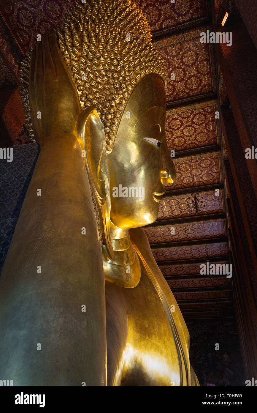Sur le célèbre grand Bouddha couché du Wat Pho à Bangkok, Thaïlande. Banque D'Images
