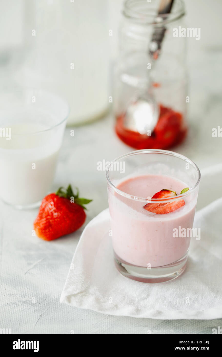 Smoothie aux framboises fraîches bio faits maison avec le kéfir fermenté(yaourt, ayran, lassi, produit lacté) de suivre un régime petit déjeuner en verre sur fond blanc Banque D'Images