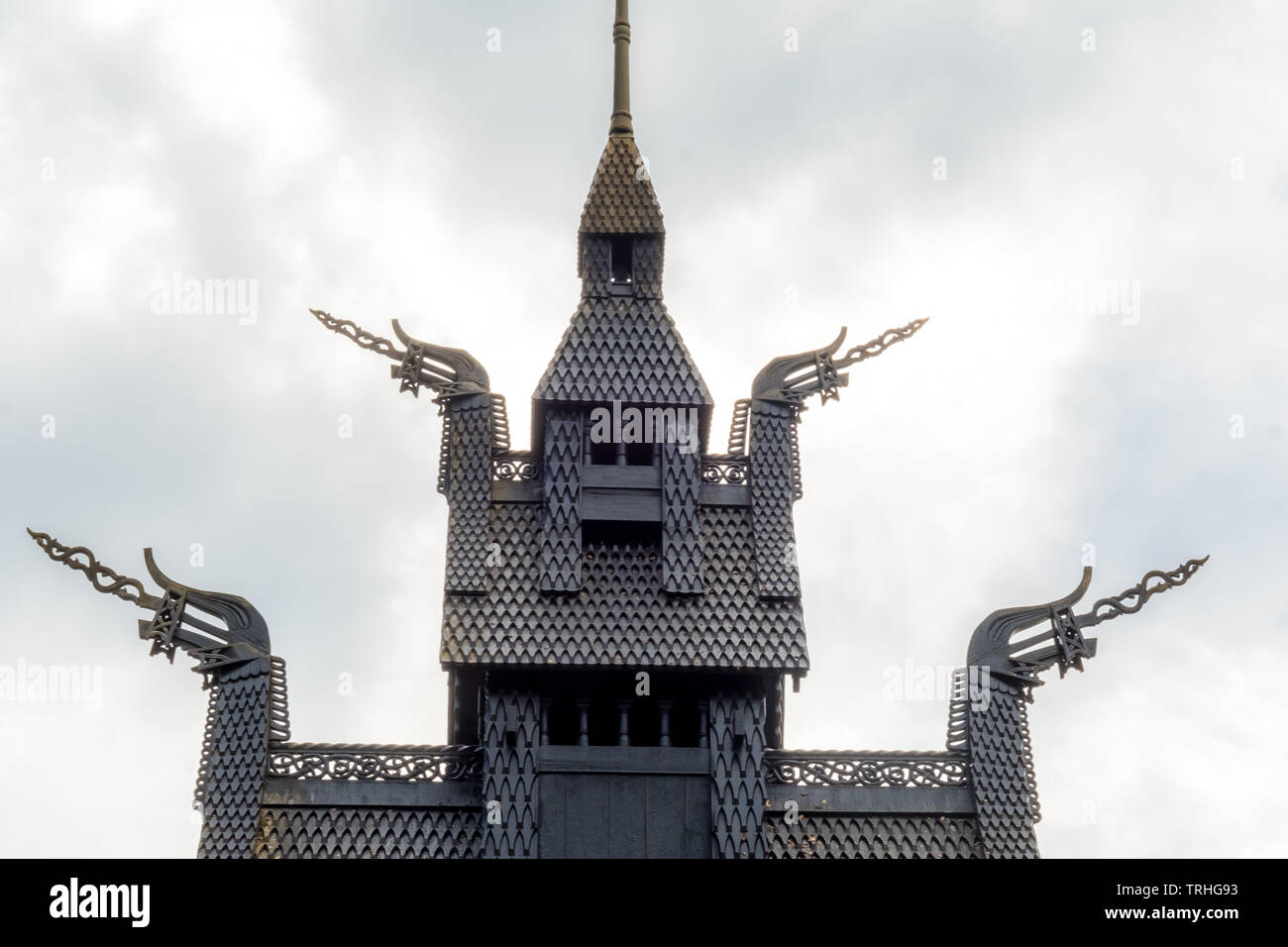 La construction du toit de Fantoft Stave Church avec têtes de dragon en forme de tête de dragon contre ciel dramatique, Fantoftvegen Paradis, Hordaland, ni Banque D'Images