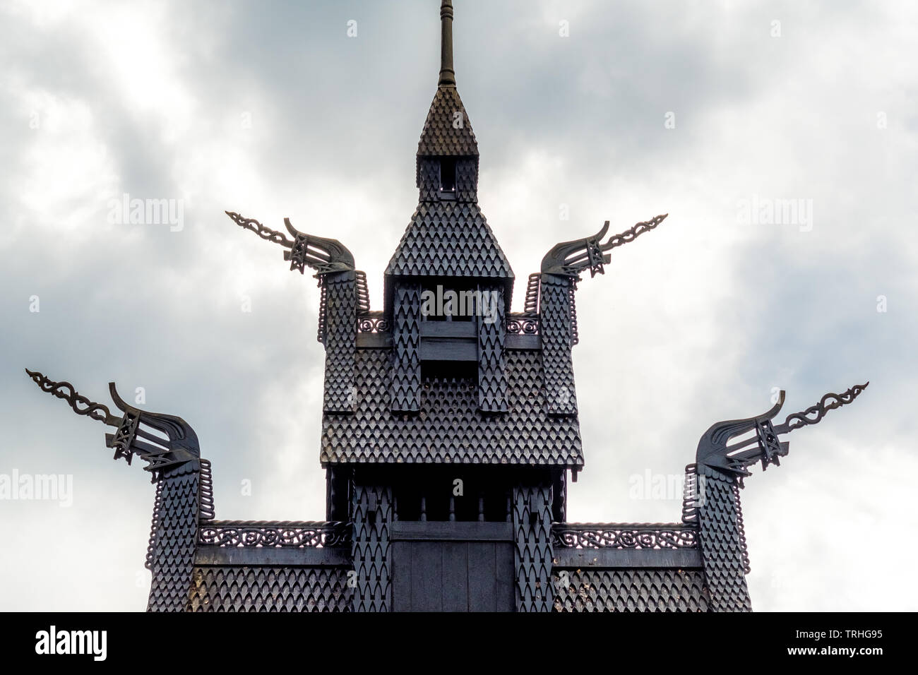 La construction du toit de Fantoft Stave Church avec têtes de dragon en forme de tête de dragon contre ciel dramatique, Fantoftvegen Paradis, Hordaland, ni Banque D'Images