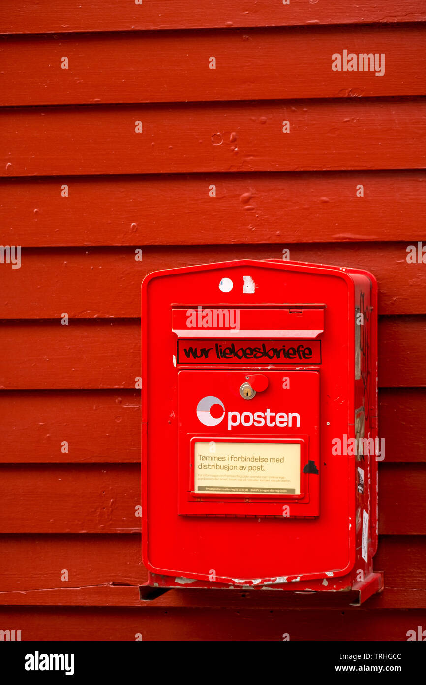 Pour letterbox norvégien rouge des lettres d'amour à maisons en bois, de Bryggen, uniquement pour l'amour des lettres, Bergen, Hordaland, Norvège, Scandinavie, Europe, ni, trave Banque D'Images