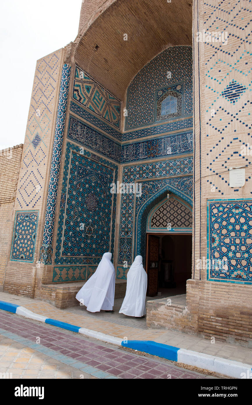 La position des femmes à la prière du vendredi matin à Jame Mosquée historique dans le village de Varzaneh, Iran. Banque D'Images