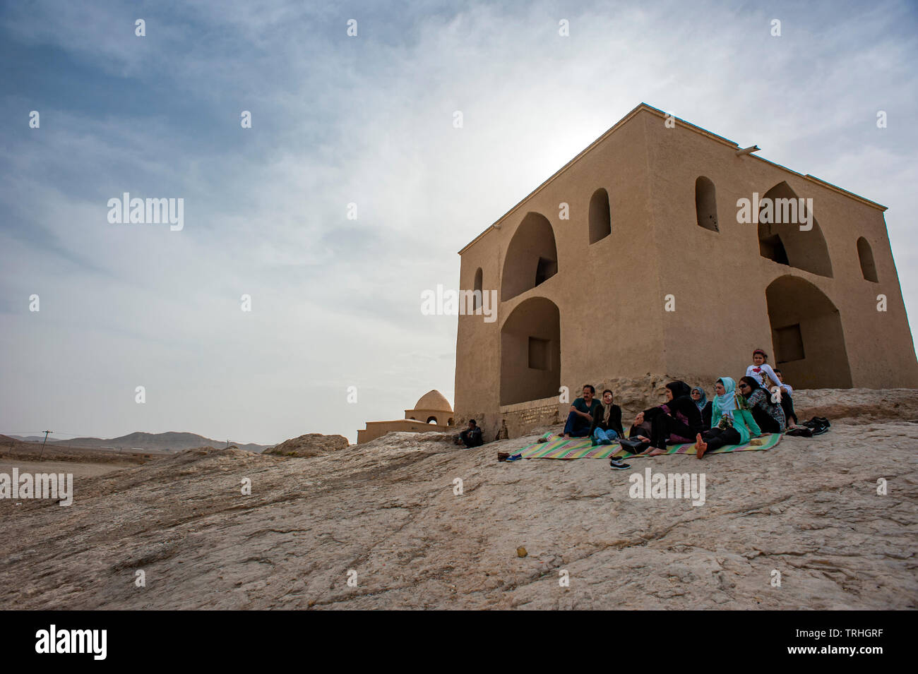 Un groupe de visiteurs à l'extérieur du temple Zoroastrien d'Anahita, la déesse de l'eau, en Dastjerd Varzaneh, près de l'Iran. Banque D'Images